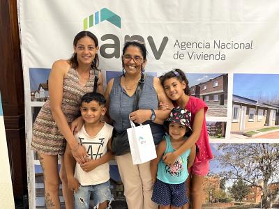 Familia recibiendo llaves