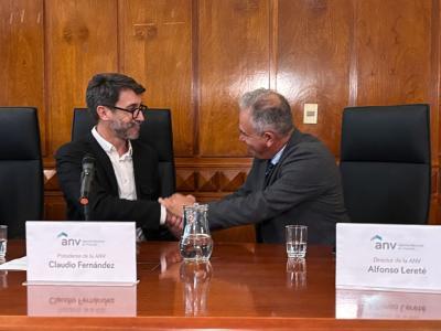 Fernández y Lereté estrechando manos