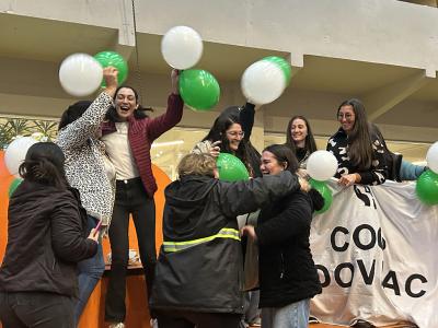 Cooperativa festejando adjudicación de préstamo