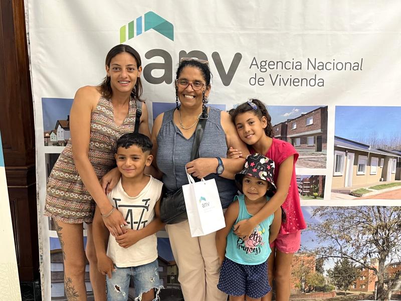 Familia recibiendo llaves