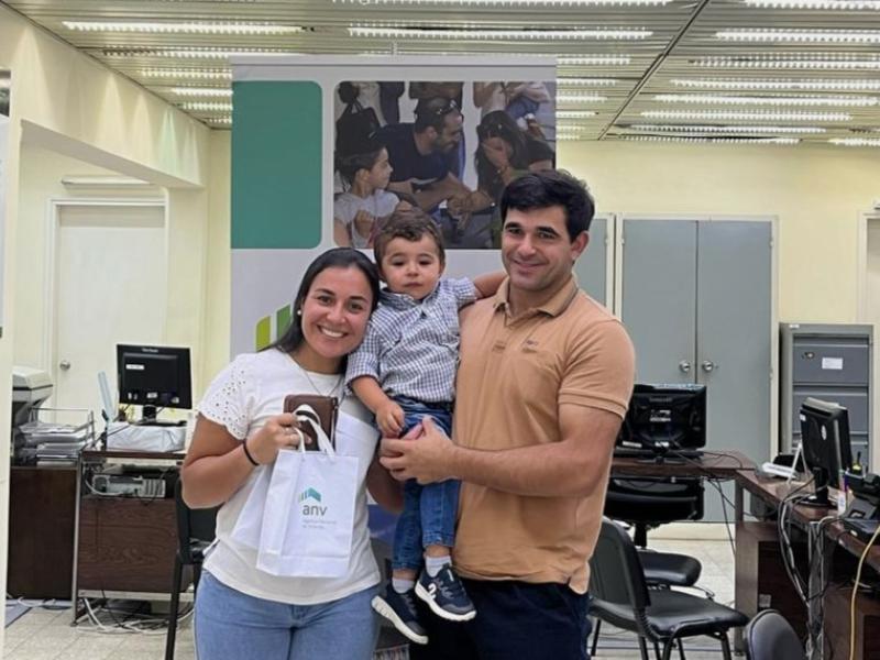 Familia recibiendo llaves