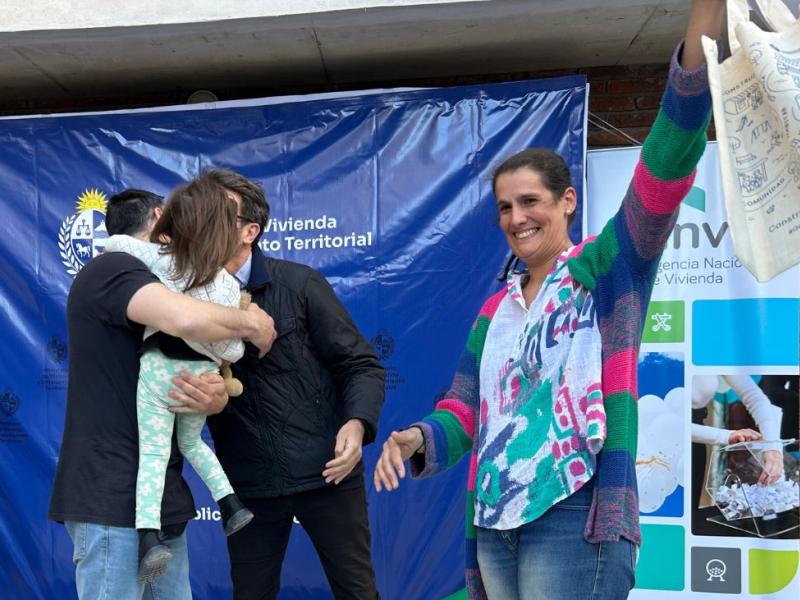 Beneficiaria festejando junto autoridad de la ANV