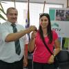 Lucía recibiendo las llaves de su vivienda en Paso de los Toros.
