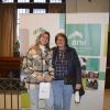 María Fernanda y su madre recibiendo las llaves de su vivienda
