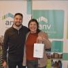  Javier y Gabriela recibiendo las llaves de su vivienda