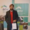 Armando recibiendo las llaves de su vivienda