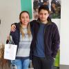 Andrea y su hijo Santiago recibiendo las llaves de su vivienda en Rivera