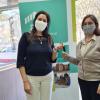 Ihara recibiendo las llaves de su vivienda en Tacuarembó