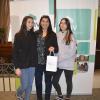 María Fernanda y sus hijas recibiendo las llaves de su vivienda