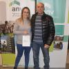 María Alejandra y Richard recibiendo las llaves de su vivienda