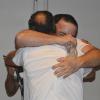 Dos cooperativistas abrazados