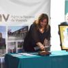 Ministra de vivienda matasellando el sobre primer día