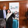 Vicepresidente ANV entregando una medalla institucional