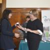 Directora ANV entregando una medalla institucional 2