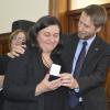 Presidente ANV entregando una medalla institucional