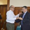 Vicepresidente ANV entregando una medalla institucional 2