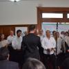Autoridades presenciando el coro ANV