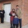 Familia recibiendo las llaves de su nuevo hogar.