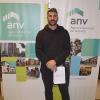 Adjudicatario con las llaves de su vivienda