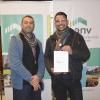Adjudicatarios con las llaves de su vivienda
