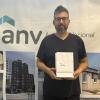 Adjudicatario con las llaves de su vivienda