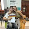 Adjudicatario con las llaves de su vivienda