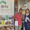 Adjudicatario recibiendo las llaves de su vivienda