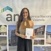 Adjudicataria recibiendo las llaves de su vivienda
