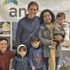 Adjudicatarios recibiendo las llaves de su vivienda