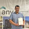 Adjudicataria recibiendo las llaves de su vivienda