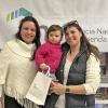 Adjudicatarios recibiendo las llaves de su vivienda