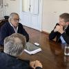 Autoridades hablando alrededor de una mesa
