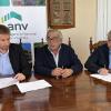 Autoridades firmando adenda