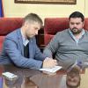 autoridades firmando adenda