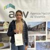 Adjudicataria recibiendo las llaves de su vivienda