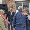 familias recibiendo las llaves de su vivienda