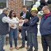 familias recibiendo las llaves de su vivienda