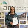 Adjudicataria con las llaves de su vivienda