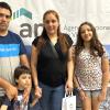 Familia recibiendo llaves