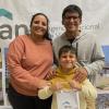 Familia recibiendo llaves