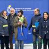 Inquilina junto a autoridades y trabajadores del MVOT