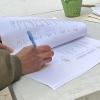 Persona firmando contrato de alquiler