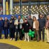 Autoridades entregando árbol a cooperativa sorteada