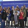Familias recibiendo las llaves de su vivienda